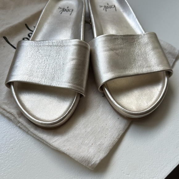 Beek Gallito Leather Slide Sandal PLATINUM Metallic Gold Size 9 never worn - Picture 4 of 5